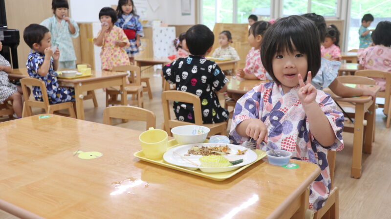 なつまつりの日の給食の様子です。その１